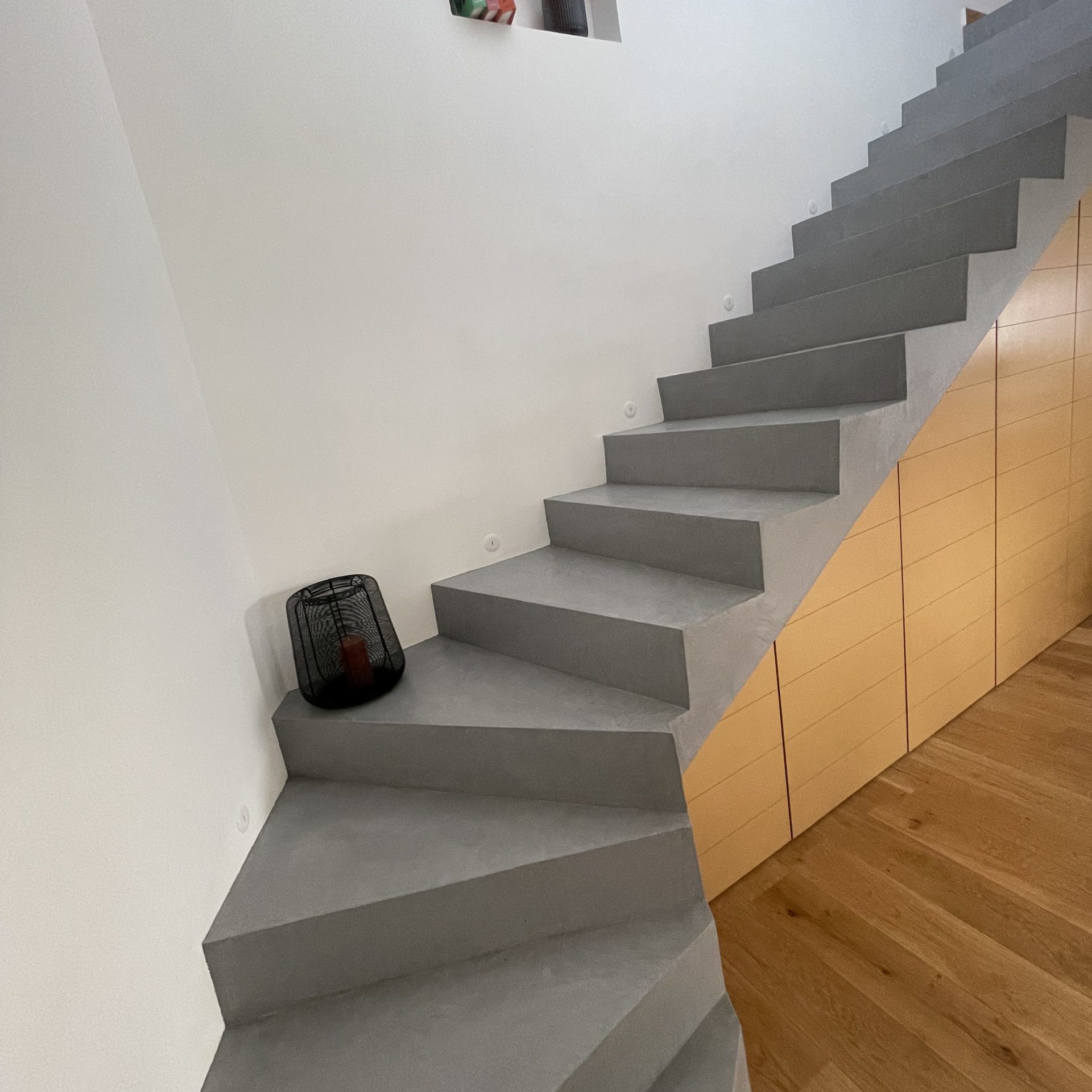 11-12-22-escalier-beton-cire-gris-anthracite